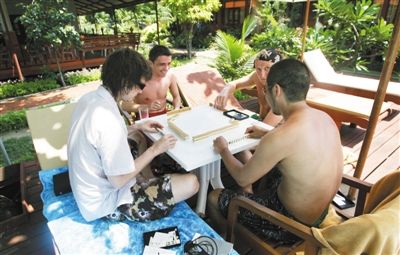 西安金沙首届麻将友谊赛,老外“搓麻”有模有样。 西安金沙首届麻将友谊赛,老外“搓麻”有模有样。