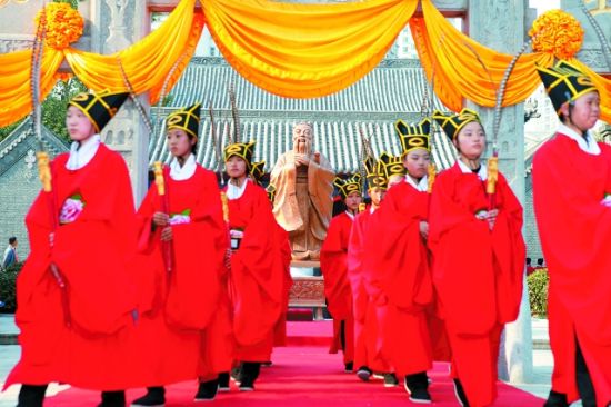 祭孔仪式结束后，乐舞生在孔子像两侧列队离开  本组图片 本报记者 孙晶磊 摄