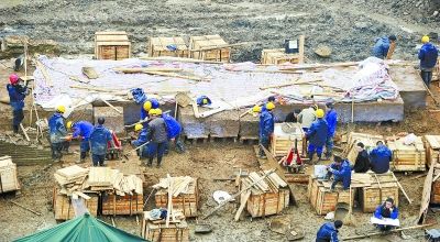 3月15日,长沙开福区万达广场工地,工作人员正对古城墙进行整体切割转移作业。本报记者 郭立亮 摄 3月15日,长沙开福区万达广场工地,工作人员正对古城墙进行整体切割转移作业。本报记者 郭立亮 摄