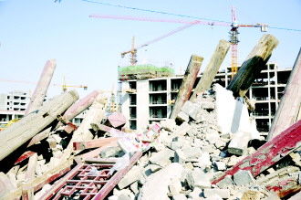 变成一片废墟的古庙。本报记者 范传贵摄 变成一片废墟的古庙。本报记者 范传贵摄