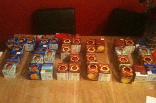 一位顾客用巧克力摆出了”TESCO“（乐购）的字眼以感谢乐购超市的“慷慨”。