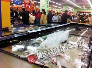 沃尔玛北城天街店，不少带鱼被顾客遗弃在冰柜上。