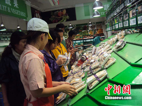 市民在超市购买蔬菜。张茜翼 摄