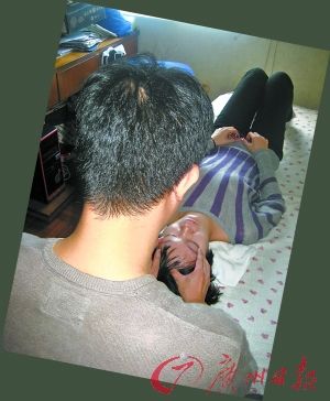 阿辉给客人按摩。 阿辉给客人按摩。