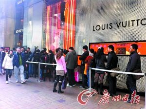 香港品牌店前大排长龙。