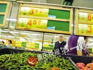 食品快速检测设备通常摆放在蔬菜区，但在沃尔玛南滨路店，重庆晚报记者找遍全场，都没有发现食品快速检测设备。