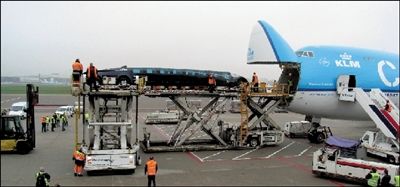 超级公交车运抵阿布扎比机场。