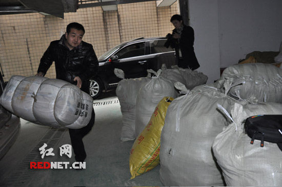 工作人员搬运救灾物资 工作人员搬运救灾物资