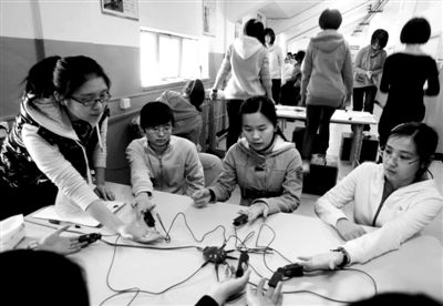 今年3月11日下午,来自全国的1000多名考生参加清华自主招生考试复试。本报资料图片 郭铁流 摄 今年3月11日下午,来自全国的1000多名考生参加清华自主招生考试复试。本报资料图片 郭铁流 摄