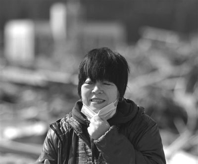 2008年洋子在汶川地震现场。 本报记者 陈杰 摄 资料图片