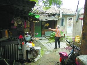 “大妈,又领人来找‘鲁迅’来啦”,补树书屋现在的住户胡大叔招呼帅大妈。 “大妈,又领人来找‘鲁迅’来啦”,补树书屋现在的住户胡大叔招呼帅大妈。