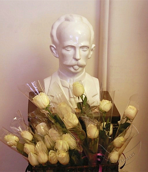 何塞·马蒂雕塑前献满了白玫瑰_副本.jpg