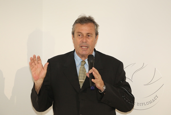 2 马尔多纳多省省长恩里克·安提亚·贝伦斯介绍该省概况_副本.jpg