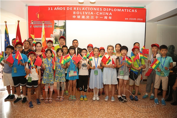 7 基斯佩大使与青岛小作家协会代表团合影.JPG