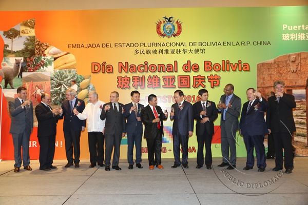 4 基斯佩大使与中国政府部门官员及各国驻华大使共同举杯_副本.jpg