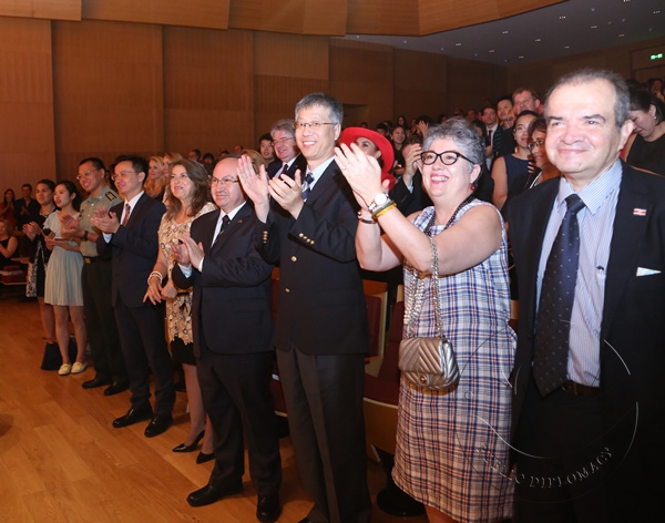 5 来宾们为马塞洛·奥尔蒂斯的演奏鼓掌喝彩 (2)_副本.jpg