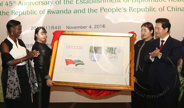7 中国全国政协副主席王正伟与卢旺达外交与合作部部长路易丝·穆希基瓦博为中卢建交45周年首日封揭幕_副本.jpg