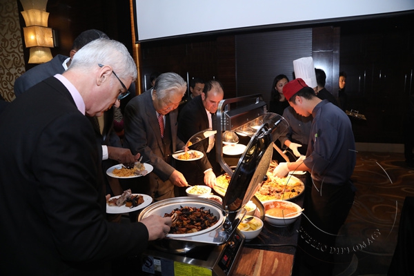 5 阿联酋驻华使馆以中东特色美食款待八方来宾_副本.jpg