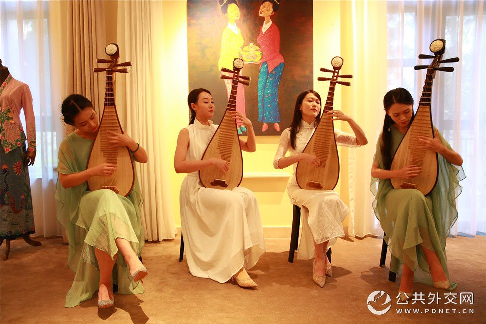 05“乔音鹤舞”琵琶演奏与“娘惹文化”油画作品碰撞交融，相得益彰.jpg